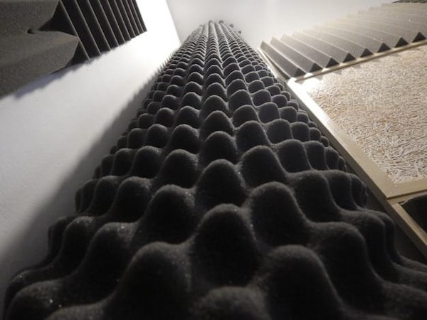 Comment la mousse acoustique améliore-t-elle l’environnement sonore ?