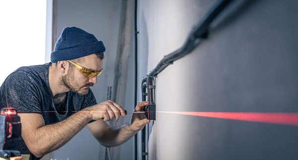 Design et éclairage : comment les électriciens de Grenoble peuvent réinventer votre espace de vie