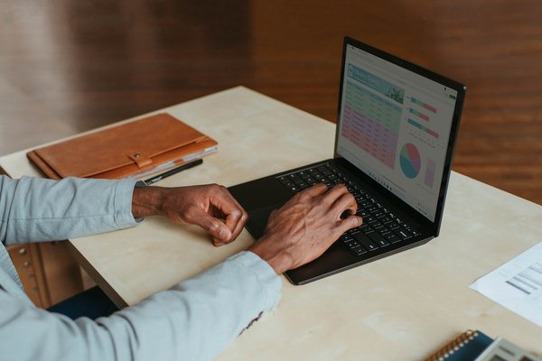 Quel est le premier logiciel qui se charge au démarrage de l'ordinateur ?