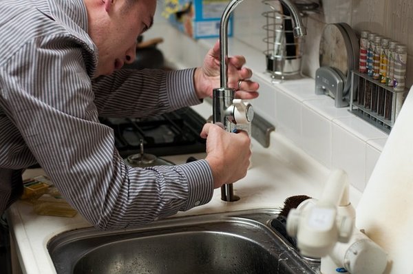 Comment déboucher des toilettes ?